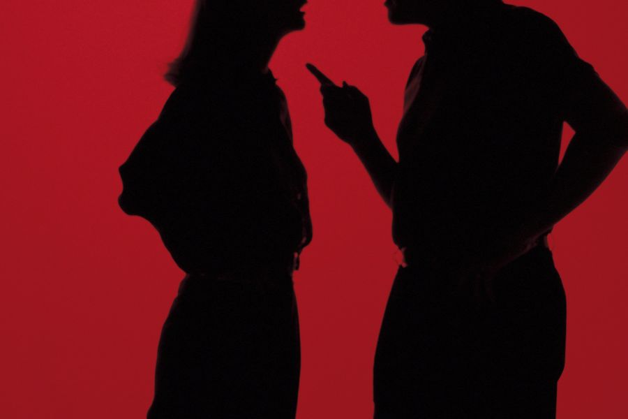 Silhouette eines Detektivs beobachtet verdächtige Person, professionelle Detektei im Einsatz.